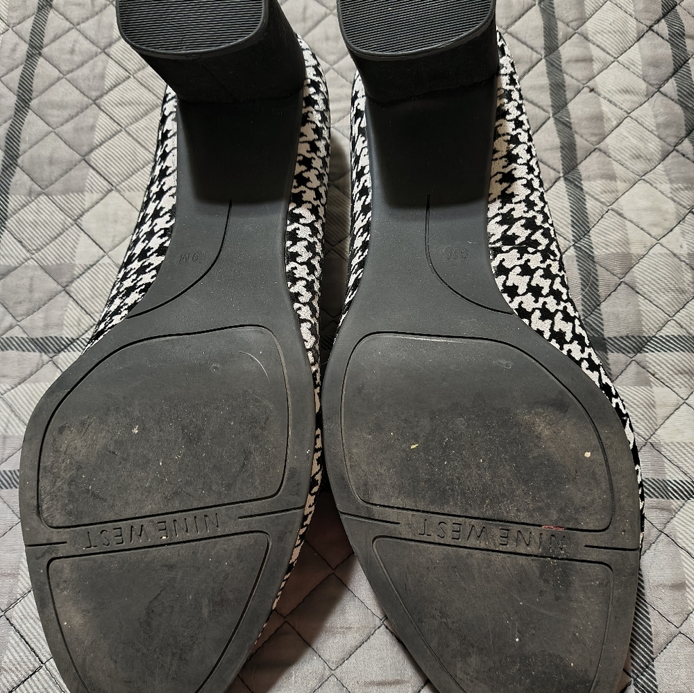 Beautiful Nine West Houndstooth Loafers with Chain Detail - Picture 5 of 5